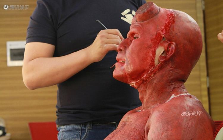  Vì màu chủ đạo của Hellboy là màu đỏ, tuy nhiên các chuyên gia hóa trang không chỉ dùng nguyên một màu đỏ, mà phải dùng đến 5 loại màu sắc khác nhau. Lý do là để tạo cho nhân vật thực sự sống động chứ không chỉ giống như một thứ đạo cụ 'chết'.